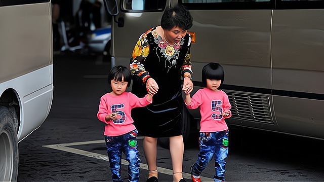 六十岁当妈,通过试管婴儿生下双胞胎女儿,盛海琳如今怎样