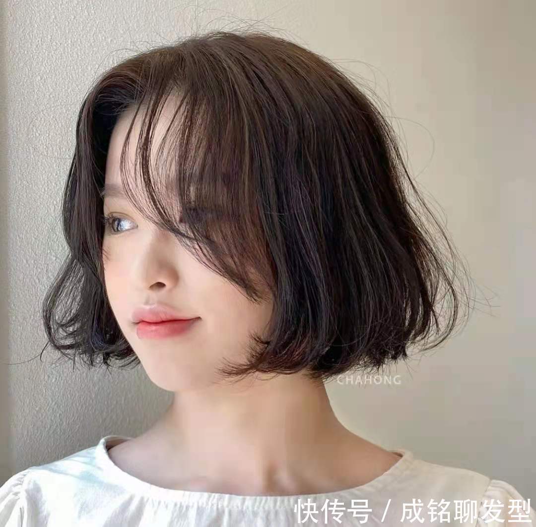 短发|2021年流行发型来了,准备做发型了解一下,直发卷发时髦色都有