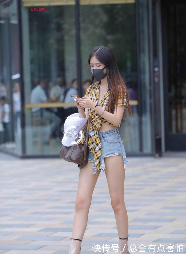 女性 搭配上时尚的打底裤尽显女性风范,显得高高瘦瘦,短靴不同!