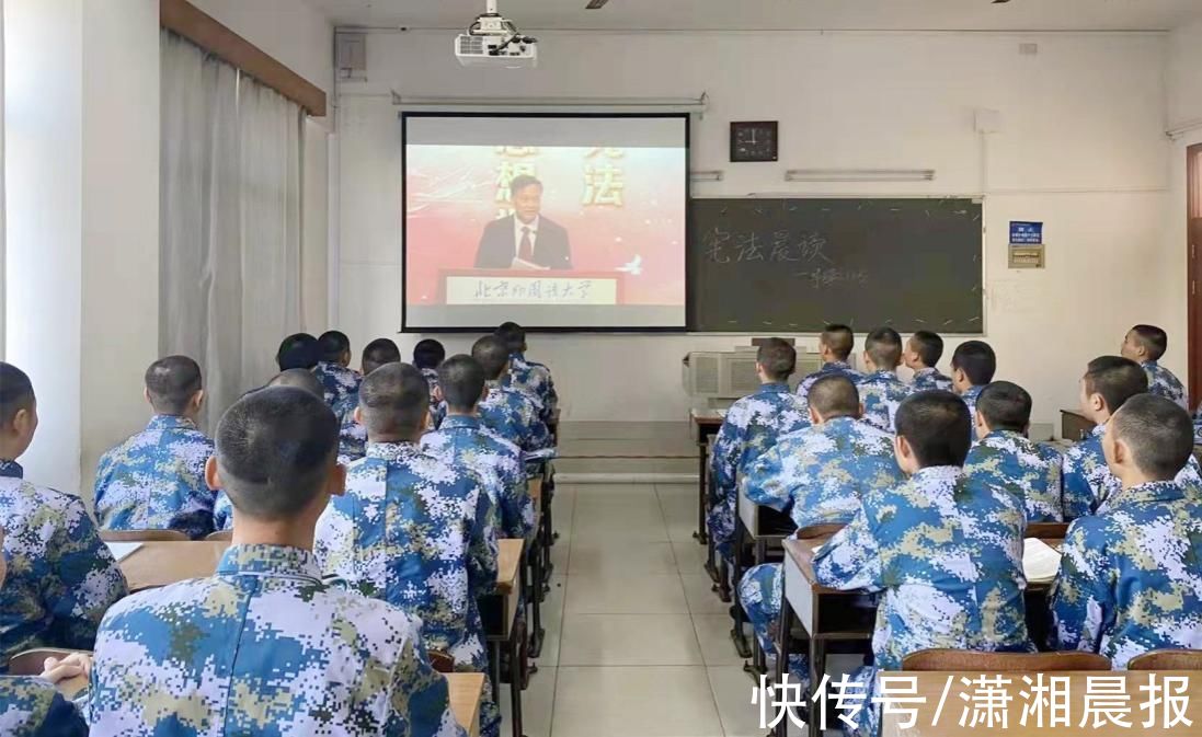 宣传周@宪法宣传周：长沙航院在航空馆学习宪法