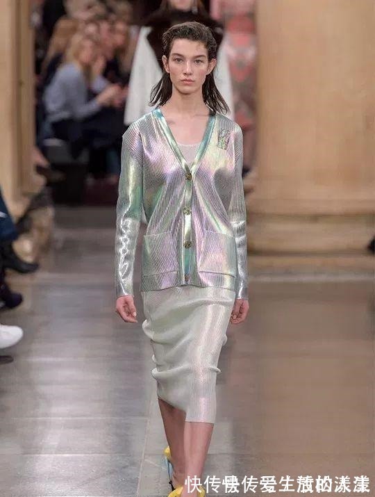 克里斯托弗 高跟鞋竟放“刷碗海绵”, 不磨脚只卖800英镑值吗!