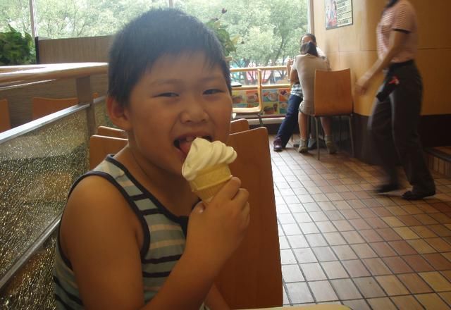 孩子|7岁男孩重达200斤，一顿饭量顶3个人，只因家里人这样做