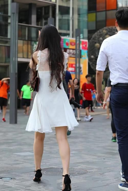 长裙 一条美丽的长裙，穿着它走过诗意的雨巷，感受秋日的灵动与秀美
