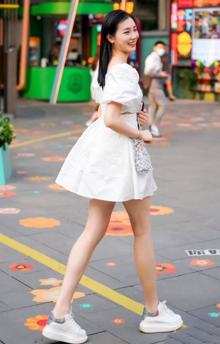 女孩子 小白裙+小白鞋的搭配,让你变身清纯可人的氧气美女