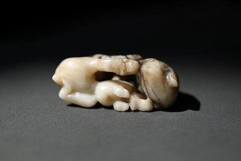 瑞兽@清代提油白玉瑞兽衔灵芝