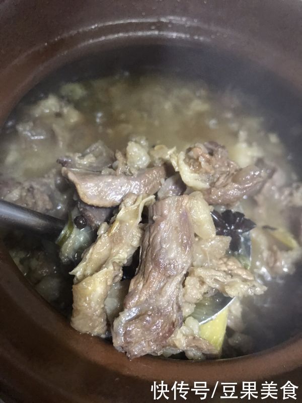 香喷喷热腾腾的炖牛腩 牛腩煲