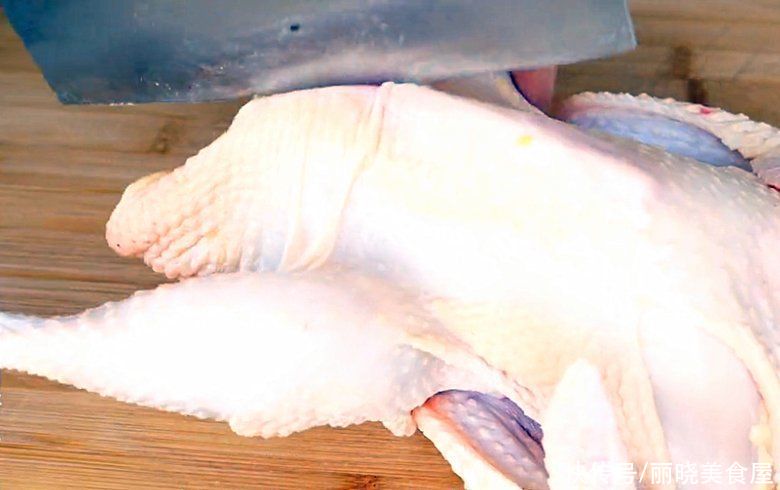 一整只鸡放锅中蒸一蒸，不加水不放油，汤鲜肉嫩，年夜饭吃真香