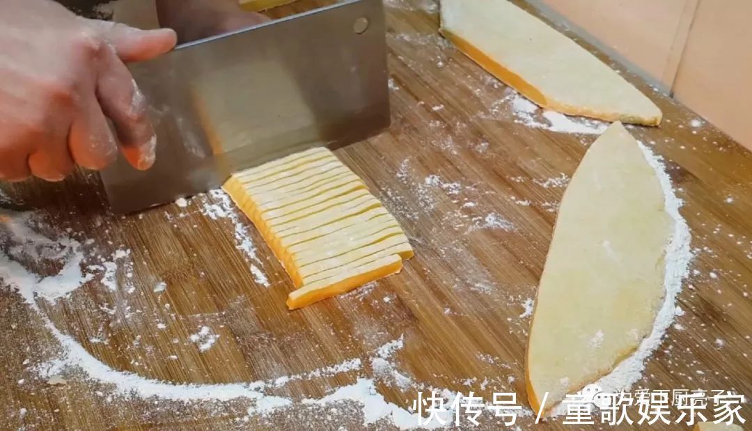 5个鸡蛋,1斤面粉,锅里一炒,做出创意小零食,比蛋糕好吃十倍