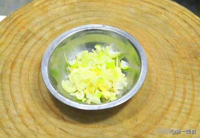 红椒|黄花菜炒肉丝很多人第一步就做错了，难怪不好吃，大厨教你如何做