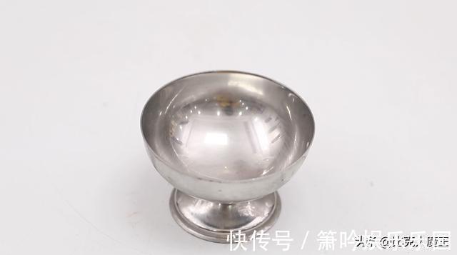 一滴水|白墙脏了不用重新刷,墙壁上抹一点,简单擦一擦就干净,省力省事