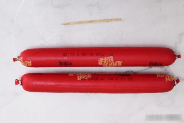 外皮|吃了这么久火腿肠,才知道按一下这地方,外皮一碰就开了,真简单