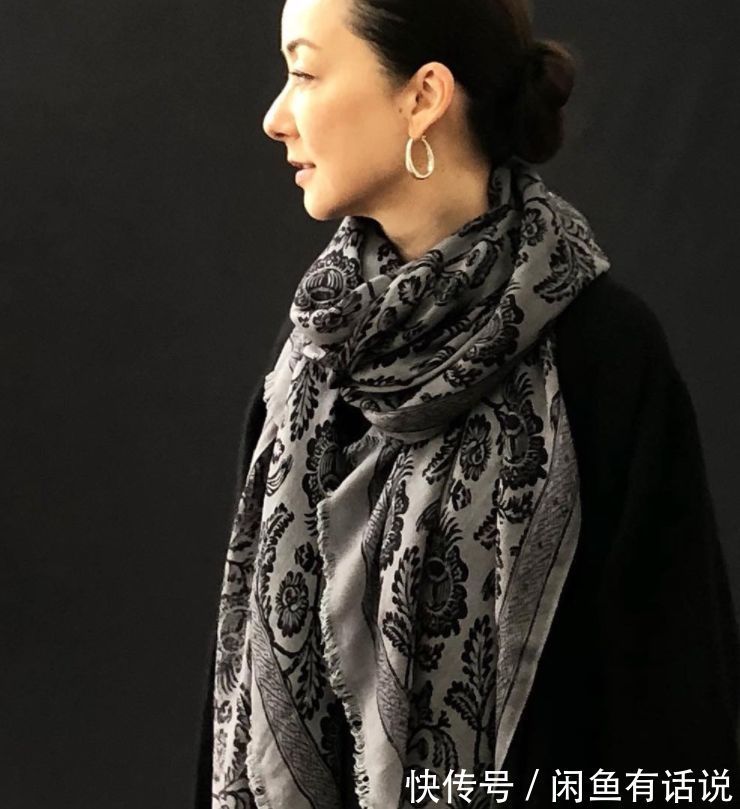 大妈感 被60岁日本主妇惊艳了,靠黑白穿搭摆脱“大妈感”,低调却很高级