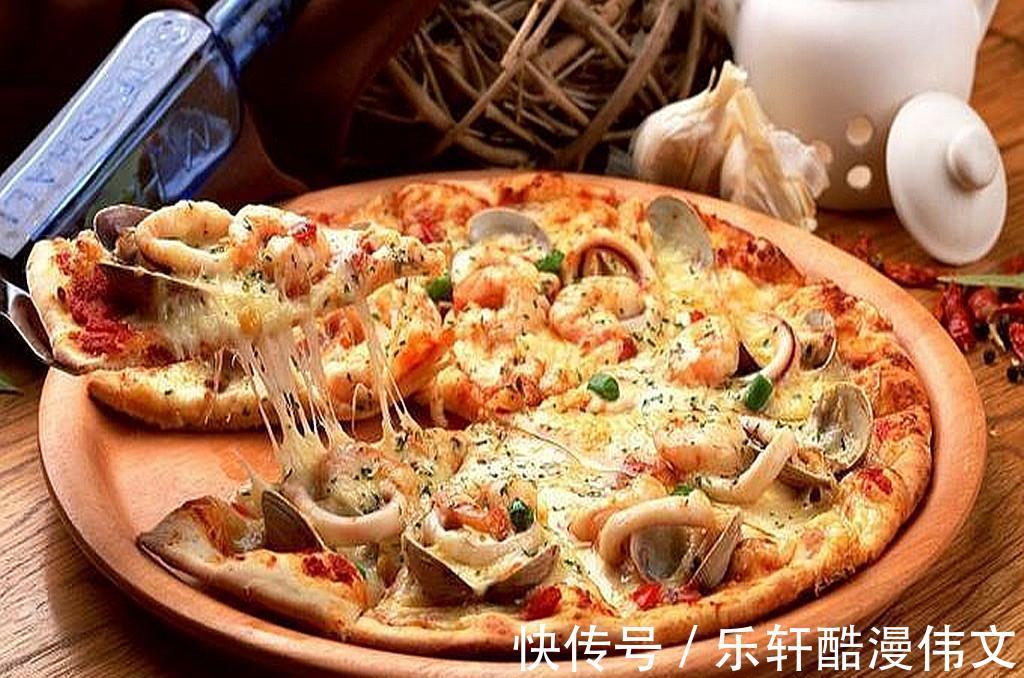 想吃披萨不要出去买啦，自己在家做一样好吃，不用发面，一学就会