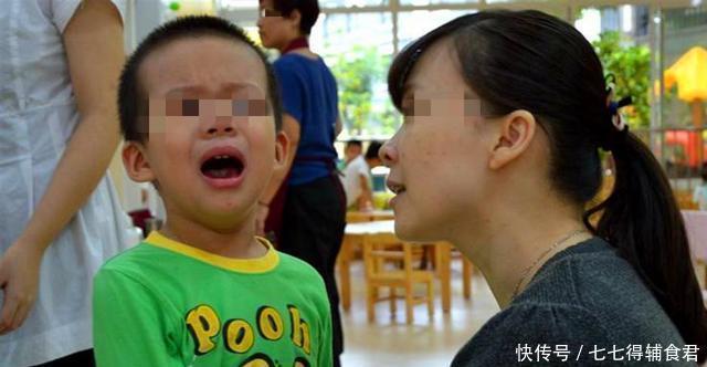 2岁“蹭饭宝宝”火了,两手插兜四处串门,网友真正的吃百家饭