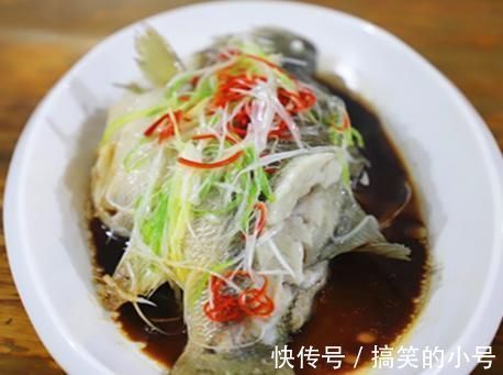 做清蒸鲈鱼，最忌加盐和料酒！掌握3要点，鱼鲜嫩无腥味，超好吃