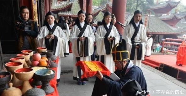 农户家|朱元璋来到农户家避雨,因老农的姓太特别,当场命他家世代为官!