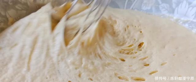 多吃粗粮好处多,用玉米面这样简单一做,无油无糖,吃着更健康