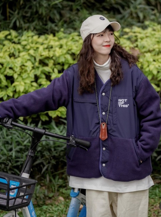 减龄|秋冬的“棒球服”怎么穿才帅气?建议搭配阔腿裤,舒适又减龄