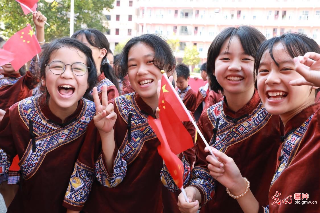 川南幼儿师范高等专科学校#【光明图刊】多彩形式迎国庆佳节