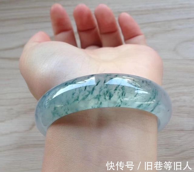 梁女士 梁女士戴着刚买的手镯去蒸桑拿,第二天就后悔了!