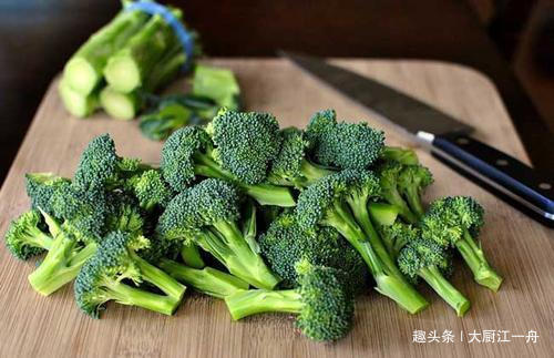 原来西兰花里真的有虫卵，菜农教你这样做，脏东西自动跑出来