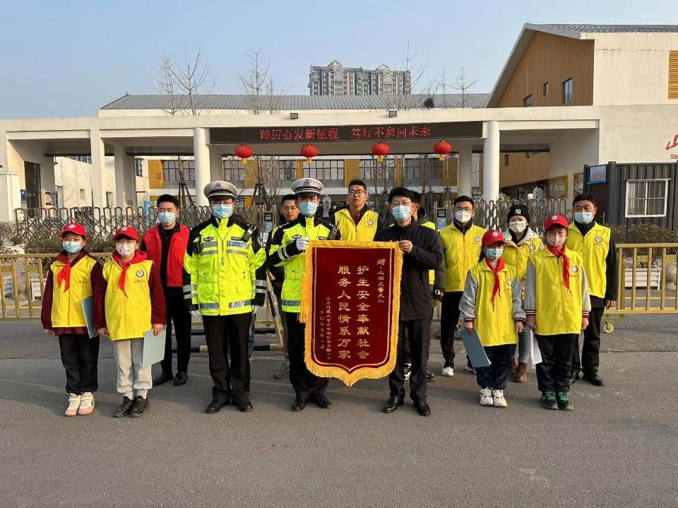 交警护学暖人心   学校致谢送锦旗