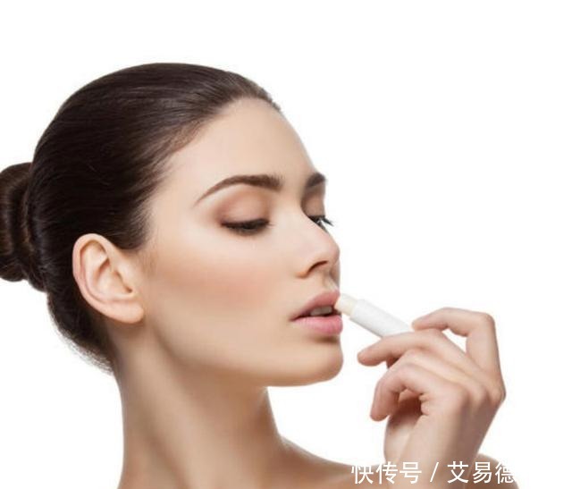 涂口红前需要先涂润唇膏吗?多数人都搞错了,难怪唇色悄悄变深了