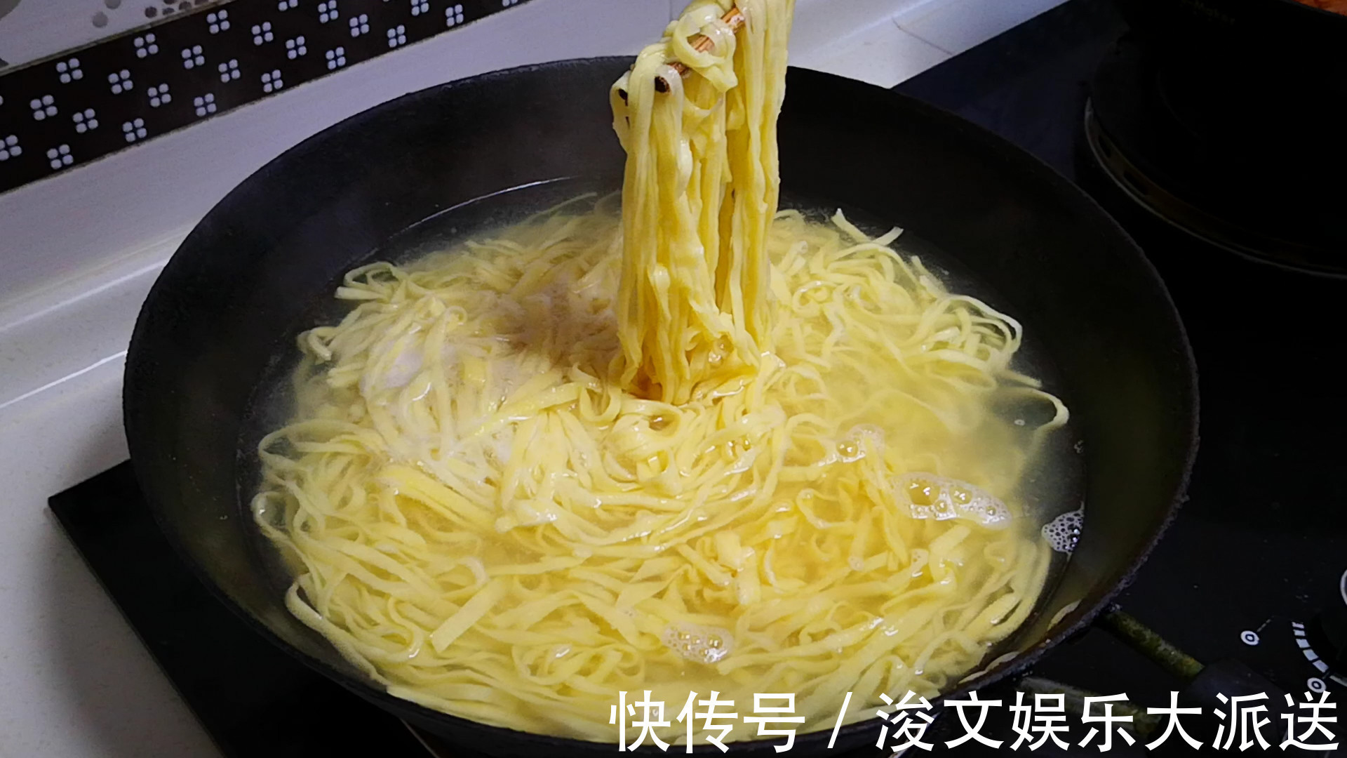煮面条,开水下锅就错了!面馆老板牢记3点,面条爽滑又筋道