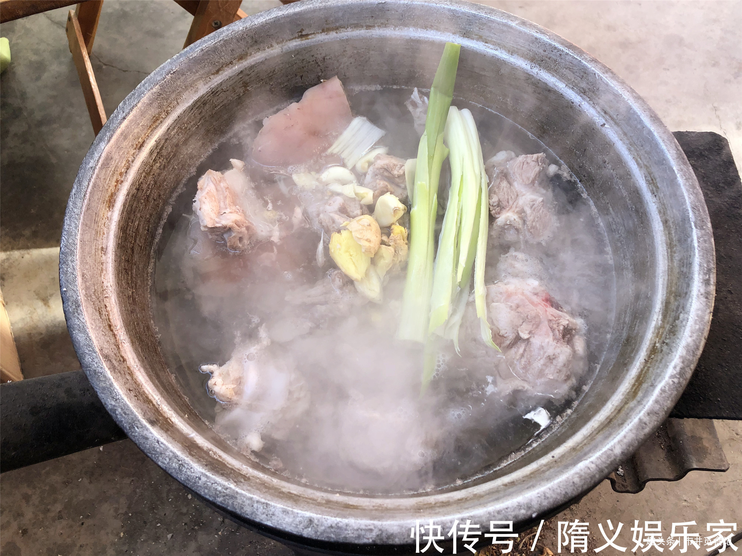 焯水|煮排骨大骨头时,记住“3用2不放”,肉香腥味小,汤白味道鲜