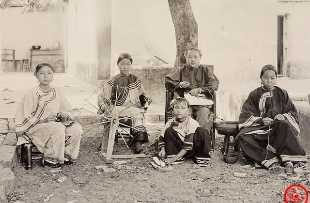 生活照|老照片清末人物生活照,女子展示发髻,幼儿园孩子学英语