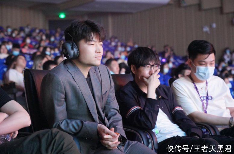 夺冠|林教练成了最悲惨之人，QG夺冠了却没资格上台，只能自己偷偷感慨