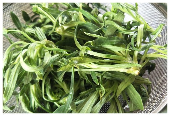 炒菜油老往外崩怎么办教你1个小技巧，再也不怕炒菜崩油了