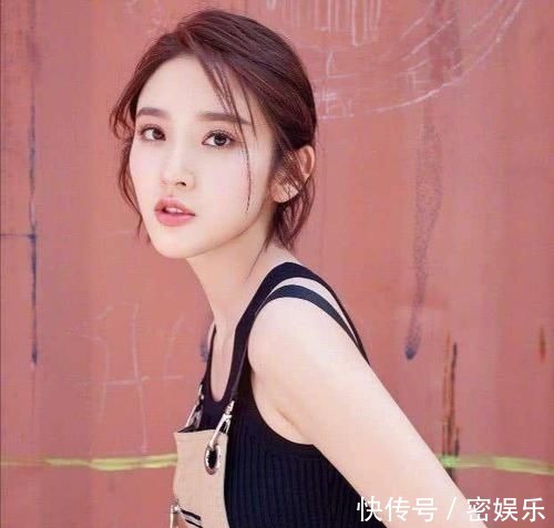 齐刘海 50岁女人别再留齐刘海了，今年流行5种“发型”，显脸小还不挑人