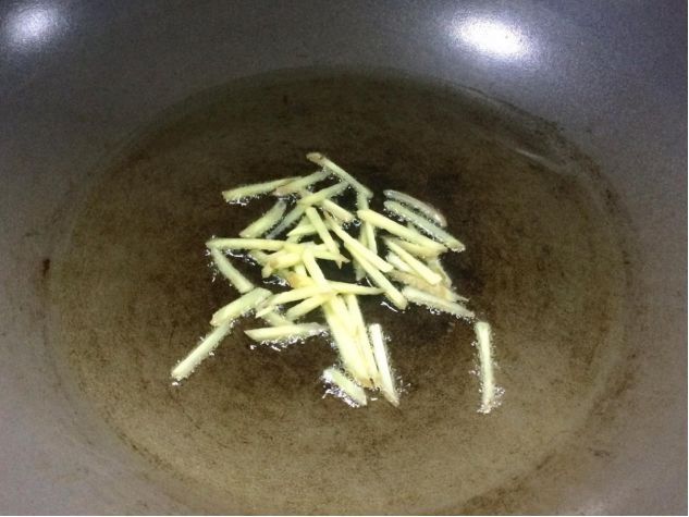 吃起来别具风味的秋刀鱼，还是香煎好吃，鲜味十足