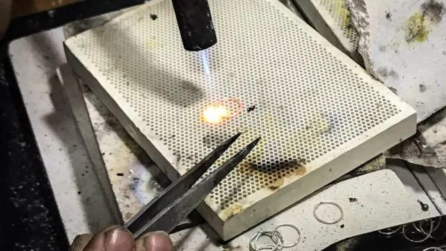 经久不衰的手工蛇链如何制作呢？