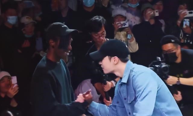 翻车|张艺兴比赛翻车被曝临时改规则,脱上衣跳街舞身材发福遭嘲太油腻