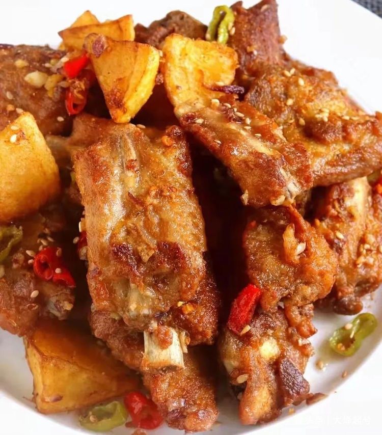 饭店的干锅排骨为啥那么好吃，大厨教你技巧，简单又实用