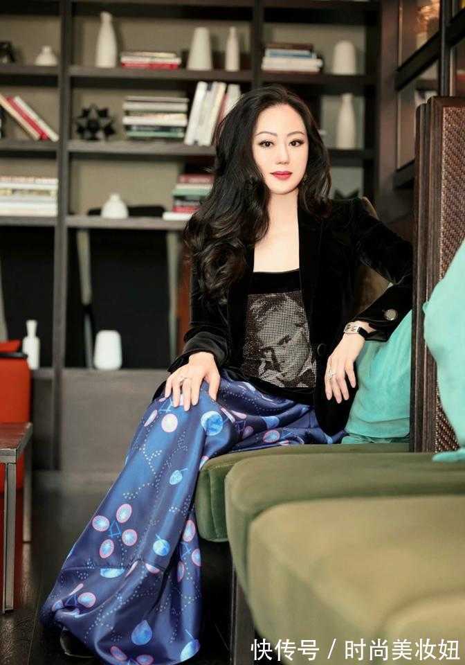 半身裙|章小蕙气质真学不来,穿西装配波点裙高贵华丽,骨子里的贵气