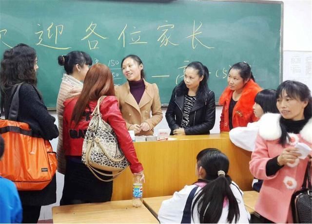 小婉|妈妈穿睡衣接孩子放学,孩子拒绝也不悔改,怒道我有穿衣自由