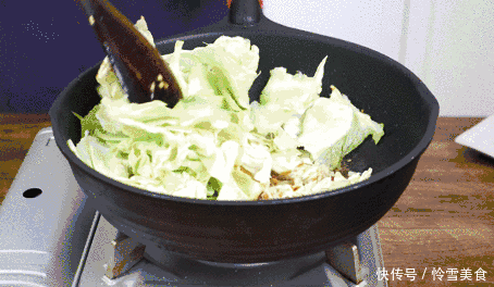 炒“大白菜”时,很多人第一步就做错了,难怪口感差,还不入味