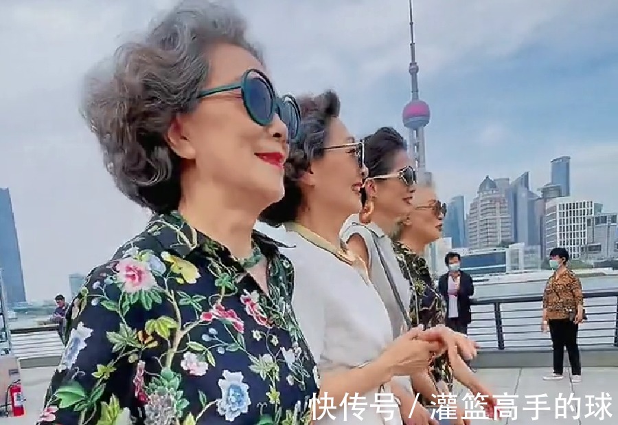 头发 六十头发花白染还是不染染发显年轻，但银发也是道美丽的风景线