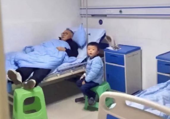点滴|“不靠谱”爷爷火了,陪孙子打点滴却霸占床位,孩子满脸不知所措