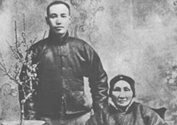 有没有|14岁蒋介石奉母命娶18岁毛福梅，蒋介石有没有爱过这位原配妻子？