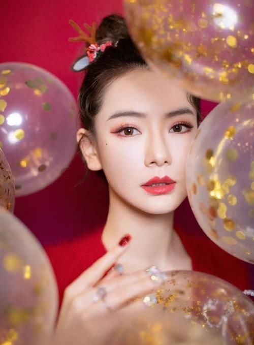 眼睛上有星星？Bling Bling的珠光眼影超级仙气！