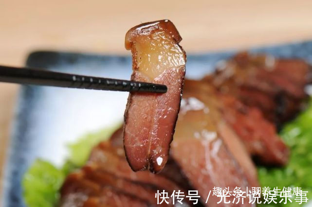 成骨细胞|花生是骨质疏松的发物?医生:不想骨头成蜂窝,3种食物尽量远离