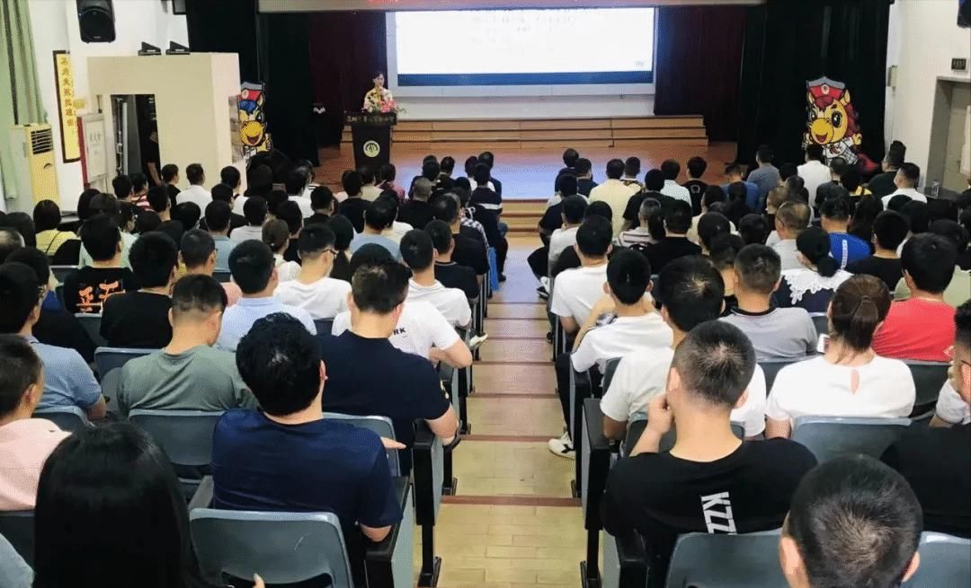 福建一学校|家长也要考试！福建一学校召开爸爸“专属”家长会，爸爸们直呼：太难了