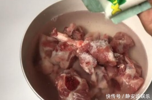 排骨别再用开水焯了,往水中加点它,血水和脏东西自动跑出来!