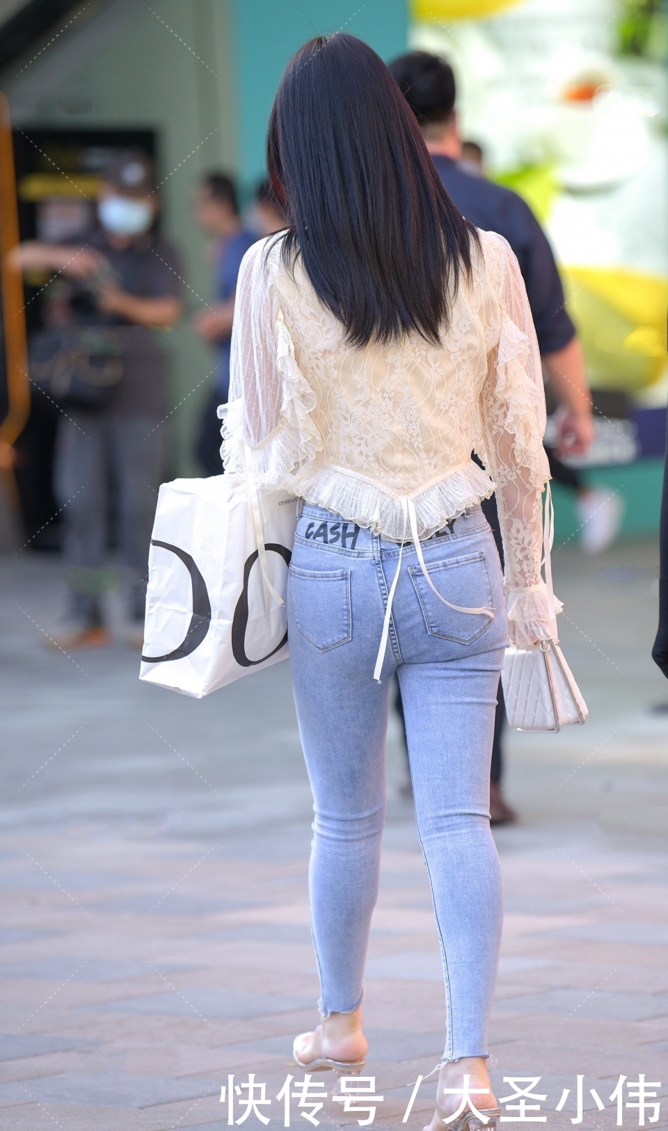 美女街拍:非常迷人的气质美女,身材很不错,穿着漂亮的衣服去逛街很有自信