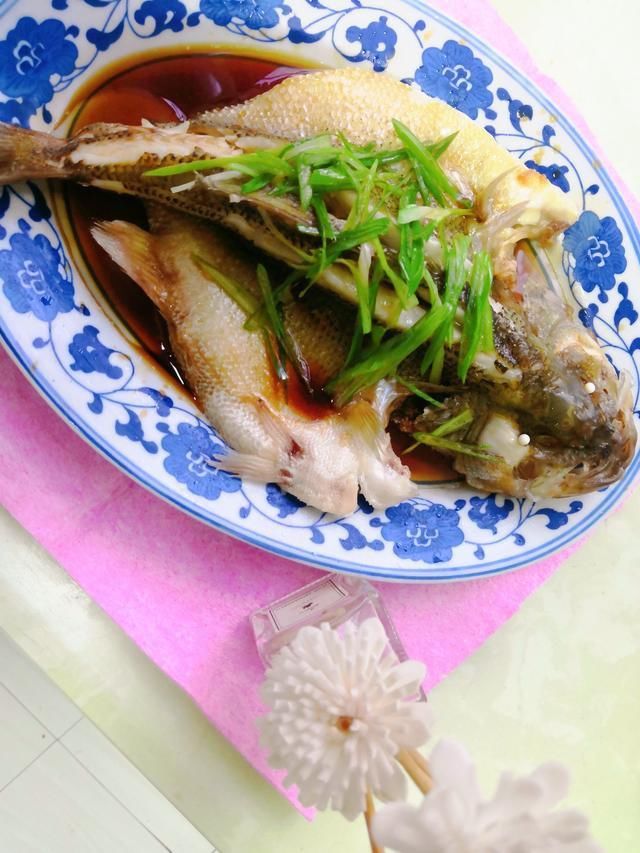 酒店|清蒸鱼看似简单，窍门却多，记住“1不放多2步”，比酒店做的还鲜
