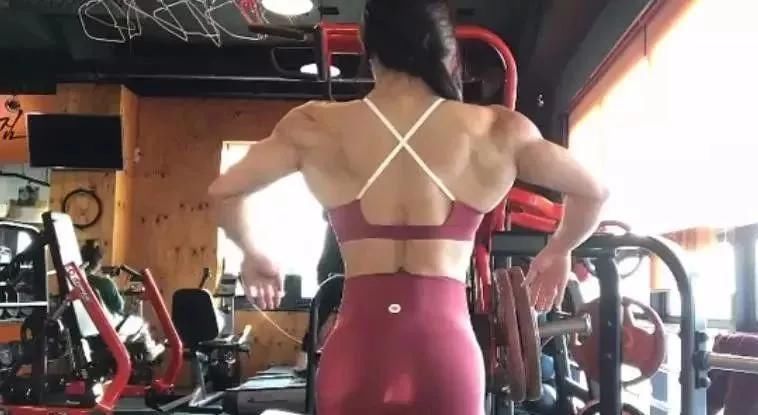 体脂率|健身美女酷爱肌肉,体脂率不超10,一身肌肉很给力